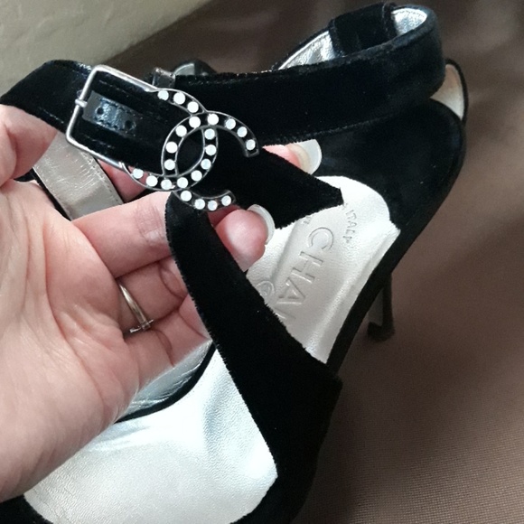 Chanel suede heels with CC interlock Buckle - Picture 3 of 6